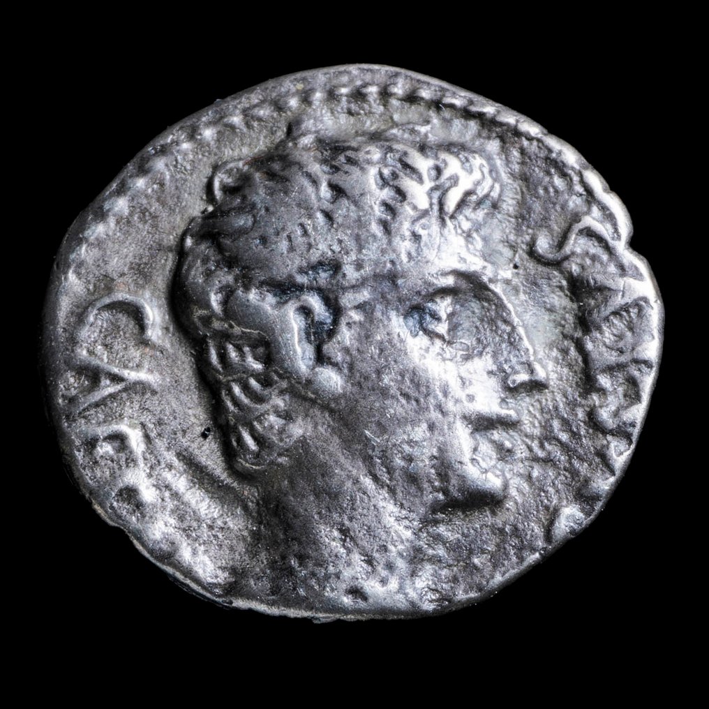 Римская империя. Август (27 г. до н. э. — 14 г. н. э.). Денарий ceca incierta en España (¿Colonia Patricia?) - OB/CIVIS / SERVATOS (без резервной цены) #1.1