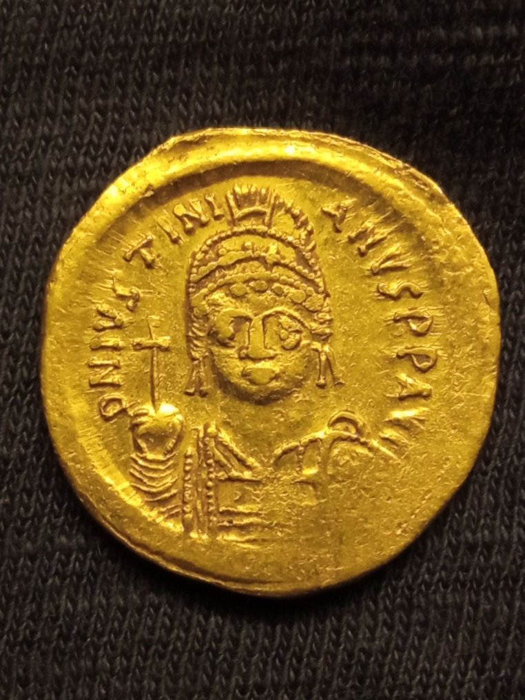 Византия. Юстиниан I (527-565 гг. н.э.). Солид Константинопольский № 1.1