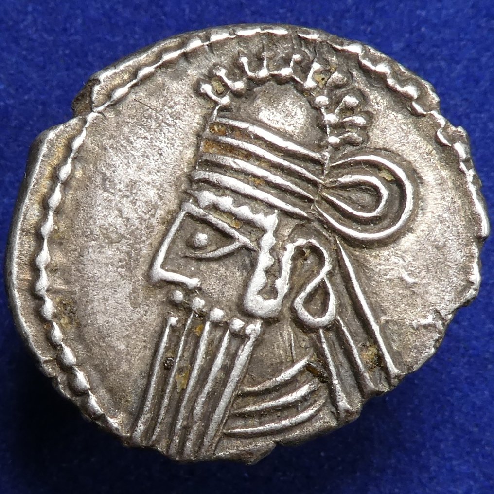 Парфянские цари. Вологез IV (ок. 147 - 191 гг. н. э.). Драхма AR Монетный двор: Экбатана, реверс: лучник (Арсакес I), сидящий на троне вправо, держит лук (без резервной цены) #2.1