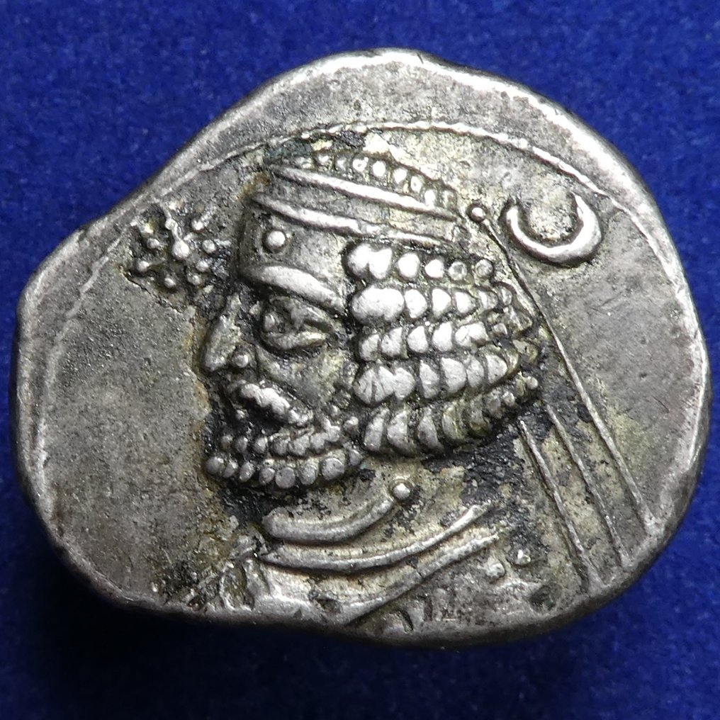 Парфянские цари. Ород II (57-38 гг. до н. э.). Монетный двор AR Drachm: Mithradatkart. Реверс: лучник сидит вправо, держит лук; якорь сзади, монограмма спереди (без резервной цены) #2.1