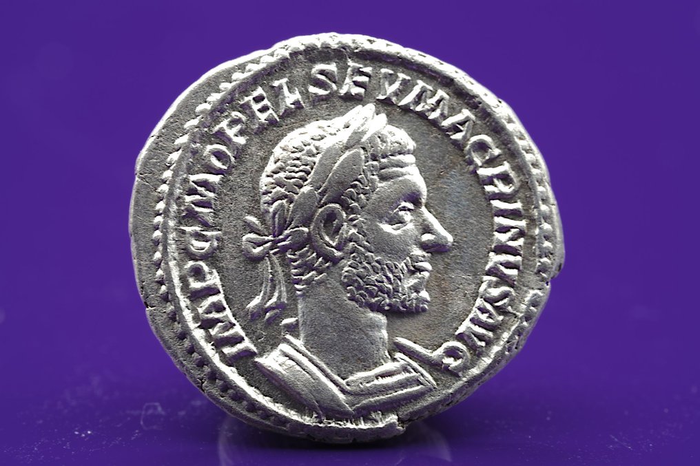 Римская империя. Макрин (217–218 гг. н. э.). Денарий Римский - Salus sendada alimentando serpiente # 1.1