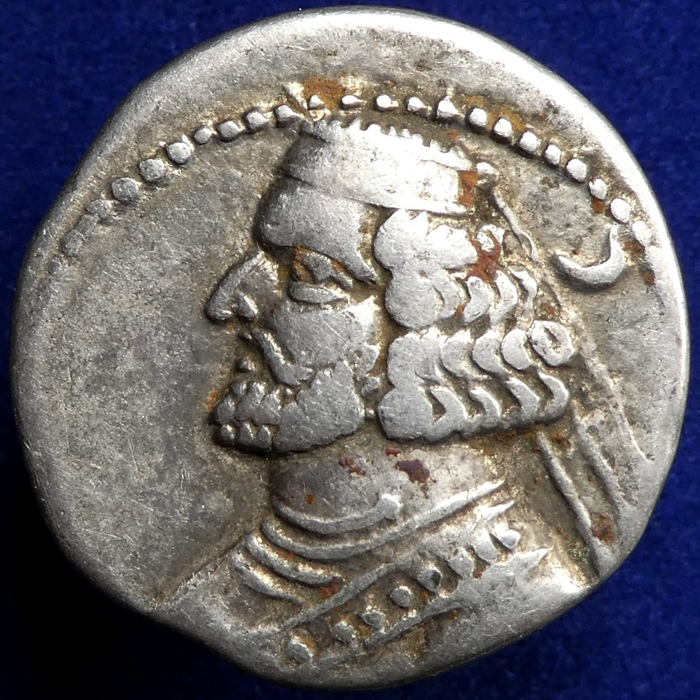 Парфянская империя. Ород II (57–38 гг. до н. э.). Драхма Рагай, монетный двор / Реверс: Арсакес I сидит вправо, держит лук; монограмма под луком. (Резервная цена отсутствует) #2.1