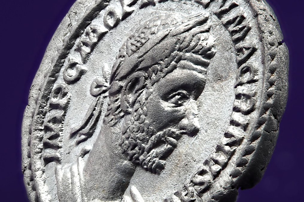 Римская империя. Макрин (217–218 гг. н. э.). Денарий Римский - Salus sendada alimentando serpiente # 2.2
